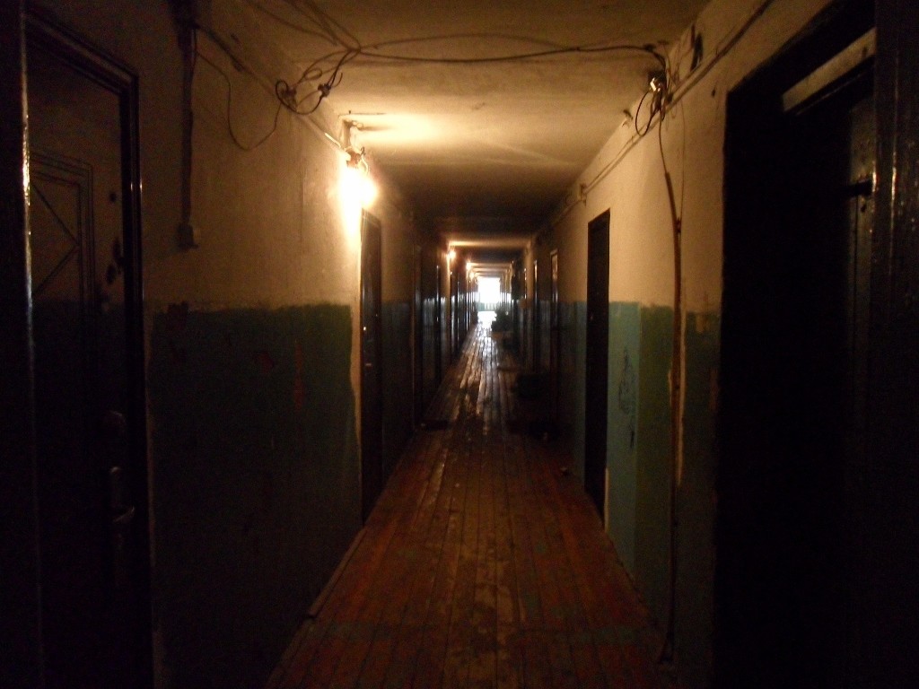 Ночное общежитие. Страшный коридор. Страшный подъезд. Подъезд ночью. Коридор в старой квартире.